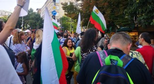 Протест срещу задължителната ваксинация се провежда в центъра на София
