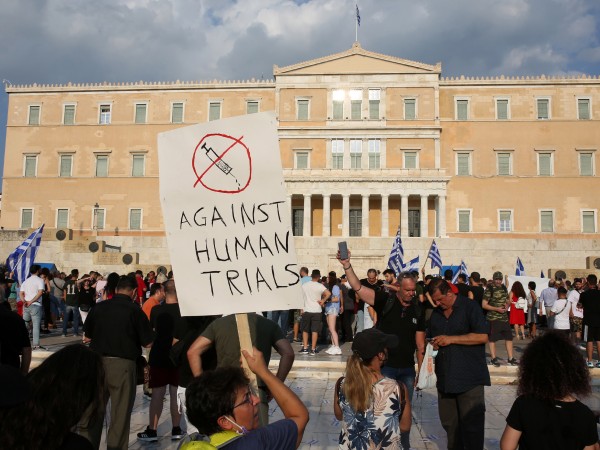 Със сълзотворен газ гръцката полиция разпръсна многолюдна демонстрация в Атина