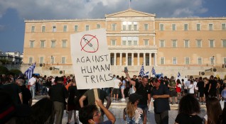 Със сълзотворен газ гръцката полиция разпръсна многолюдна демонстрация в Атина