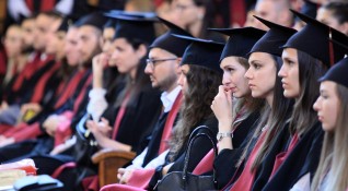 През следващите години броят на завършилите висше образование български граждани