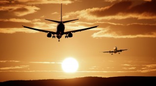 Правилата за пътуване със самолет покрай пандемията правят някои хора