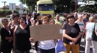 Жителите на добричкото село Стожер блокираха за кратко пътя Добрич