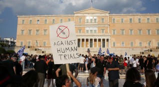 Гръцкият парламент одобри задължителната ваксинация срещу COVID 19 за медици и