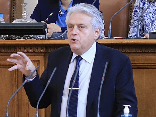 Скандал в парламента по време на изслушването на служебните министри