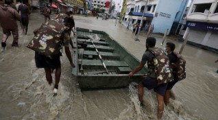 Силни мусонни дъждове в Западна Индия предизвикаха свлачища които взеха