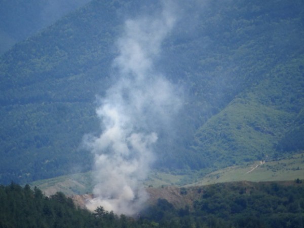 Сметището над Дупница, което се запали преди дни, продължава да