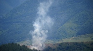 Сметището над Дупница което се запали преди дни продължава да