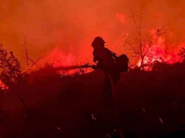 Най-големият пожар в Калифорния, който вече е погълнал територия с