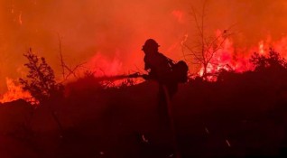 Най големият пожар в Калифорния който вече е погълнал територия с