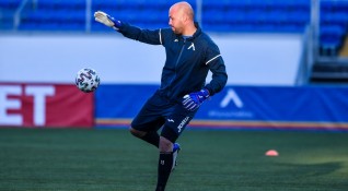 Вратарят Николай Михайлов официално се завърна в Левски От клуба