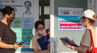 Около ваксините в Русия са се образували три лагера Първият