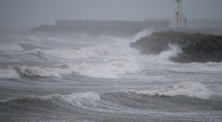 Мощният тайфун Непартак който се формира в Тихия океан продължава