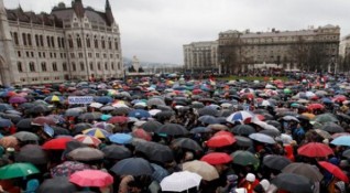 Около 1000 души протестираха в Будапеща заради твърденията че правителството