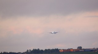 Пътнически самолет Boeing 737 кацна аварийно на летището в Симферопол заради