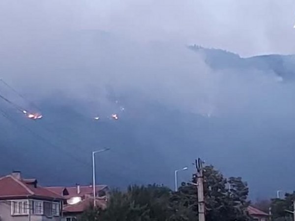 Продължава гасенето на големия горски пожар край Твърдица. Огънят обхвана