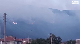 Продължава гасенето на големия горски пожар край Твърдица Огънят обхвана