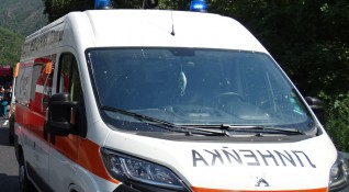 Румънски автобус с туристи и лек автомобил са се ударили