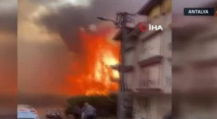 Голям пожар гори в турския окръг Анталия властите са започнали