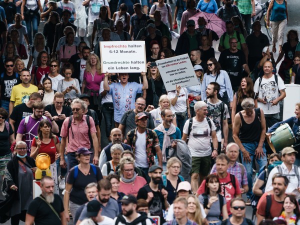 Хиляди хора излязоха в Берлин, за да протестират срещу наложените