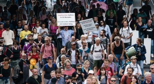 Хиляди хора излязоха в Берлин за да протестират срещу наложените