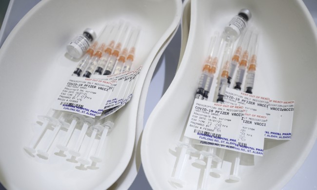 "Пфайзер" и "Модерна" вдигнаха цените на ваксините си за ЕС
