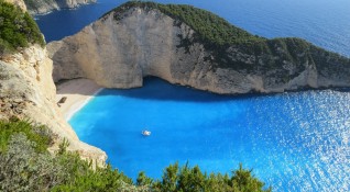 При температури 46 градуса туристите в Гърция са на плажа