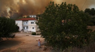 Обстановката в Гърция във връзка с пожарите продължава да бъде