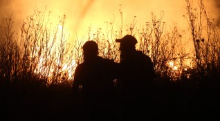 В Гърция на много места продължават да бушуват пожари което