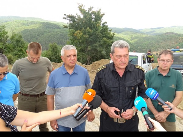 Български пожарникари са спасили две села в Северна Македония от