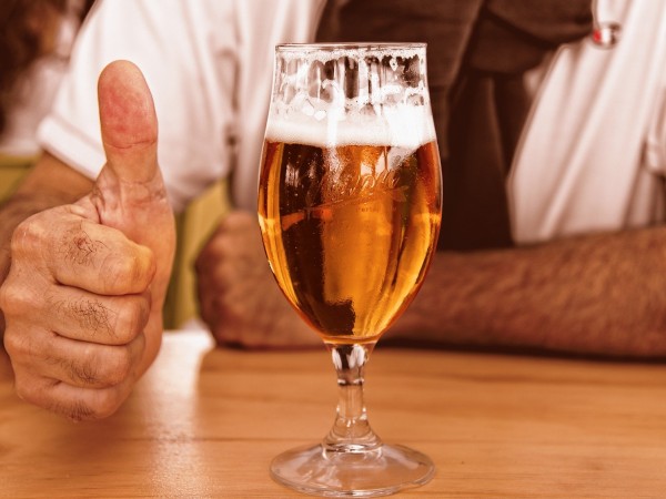 Възрастните хора консумират най-много алкохол дневно, сочат нови данни на