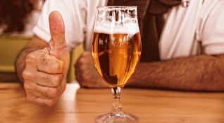 Възрастните хора консумират най много алкохол дневно сочат нови данни