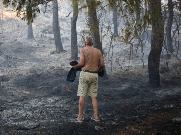 Огненото бедствие в Гърция се разраства. Две са вече жертвите