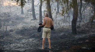 Огненото бедствие в Гърция се разраства Две са вече жертвите