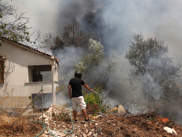 Пожарът, започнал от Варибоби, северно от Атина, продължава да се