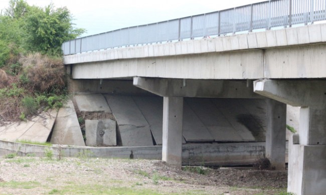Ремонтират опасен мост на пътя Дупница-Самоков 