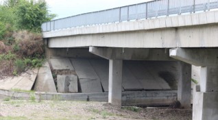 Започна ремонтът на опасен мост който е подкопан от пороите