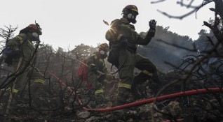 Интензивността на пожара в Атика е намаляла но се появяват