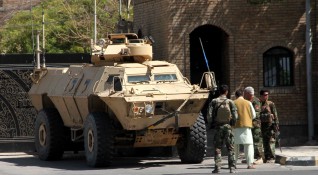 Талибаните затегнаха примката около Северен Афганистан в неделя превземайки още