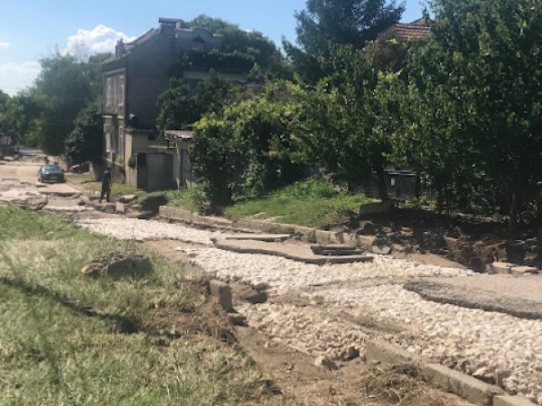 Жители на разложкото село Баня настояват да бъде изградена канализация.
