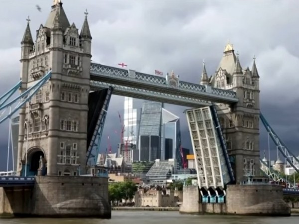 Прочутият мост "Тауър" в Лондон блокира в отворено положение за