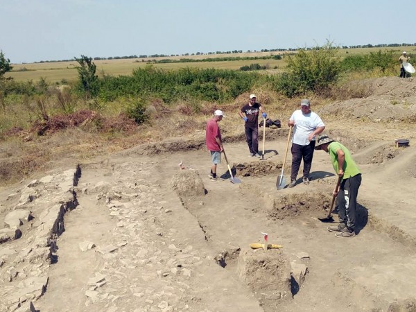 Снимка: НИМАрхеолози откриха оловен печат на княз Борис-Михаил на Плиска.Находката
