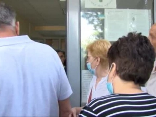 Българи, живеещи в чужбина, чакат с часове пред паспортните служби