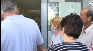 Българи живеещи в чужбина чакат с часове пред паспортните служби