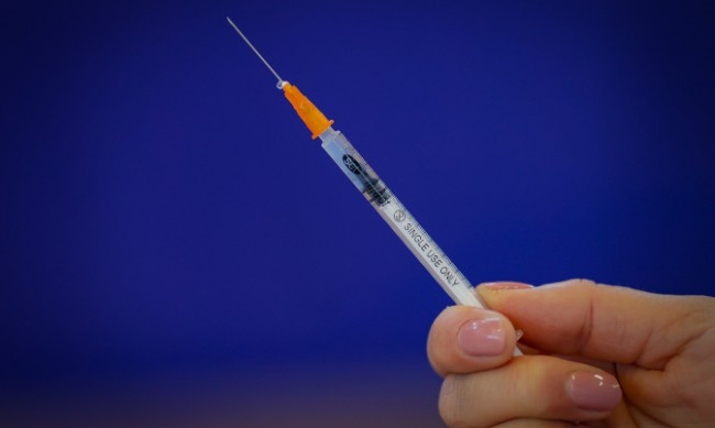 Медсестра "ваксинирала" хиляди с физиологичен разтвор
