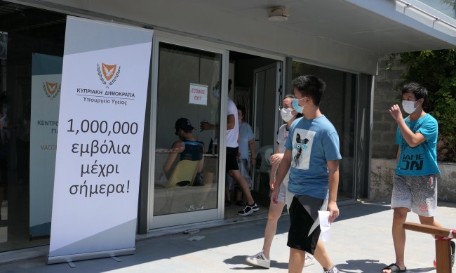 В Кипър обмислят ваксинационни центрове в училищата