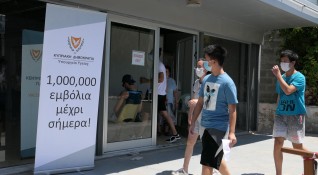 Възможността за отваряне в кипърските училища на ваксинационни центрове тип