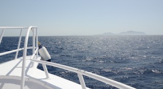 Круизен кораб с 18 пътници потъна близо до остров Милос