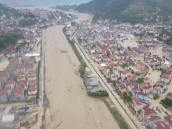 Петима души са загинали при големите наводнения в Северна Турция.