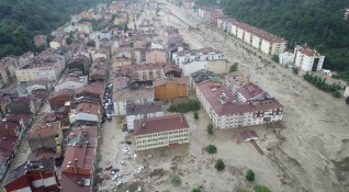 27 са жертвите на наводненията в Северна Турция съобщиха от