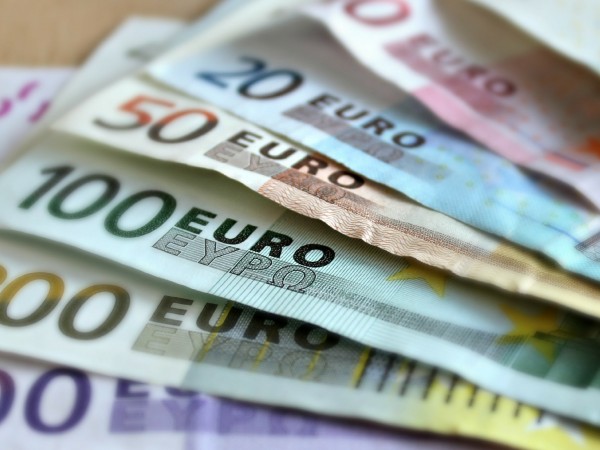 Въвеждането на еврото в България има и позитиви, и негативи,